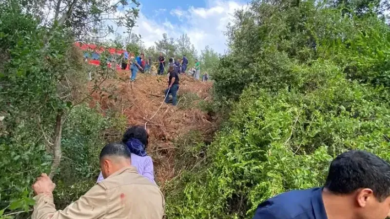 Adana'da ağaçlık alana devrilen otomobildeki 7 kişi yaralandı