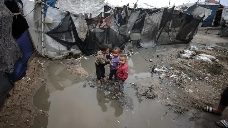 Bir yanda bombalar diğer yanda kara kış