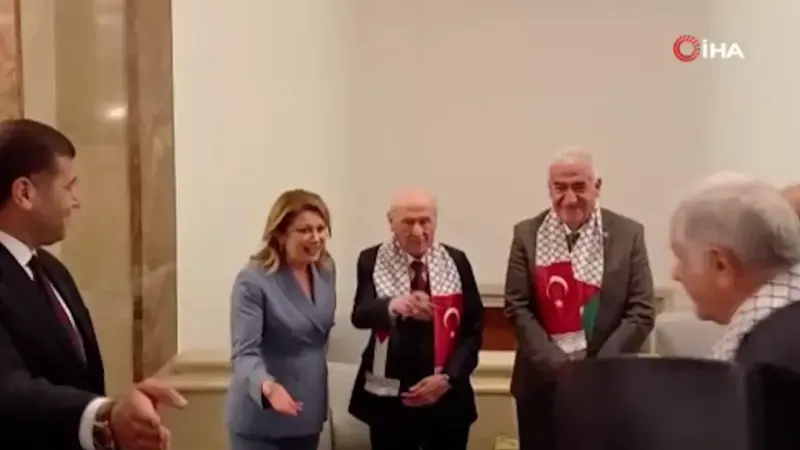 Bahçeli de ''Sağolun. Bir fotoğraf çektirelim'' dedi.
