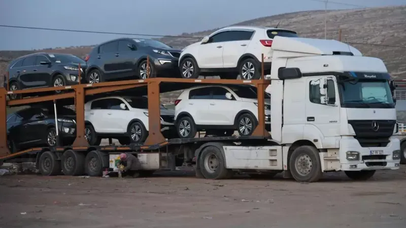 Araçlar tırlarla Suriye'ye taşınıyor