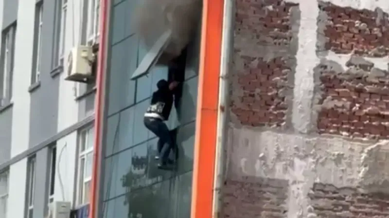 Adana'da yastık imalathanesinde yangın!
