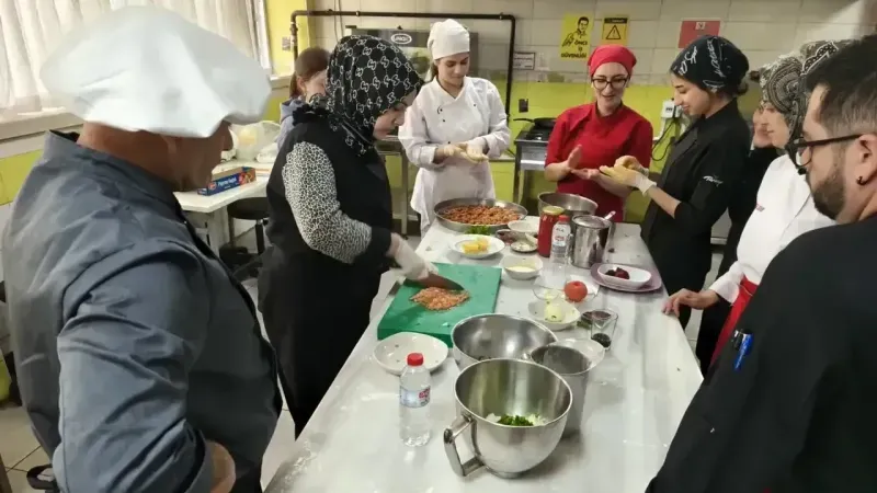 Adana’ya Gelen İspanyol Öğrenciler Mutfakta Buluştu