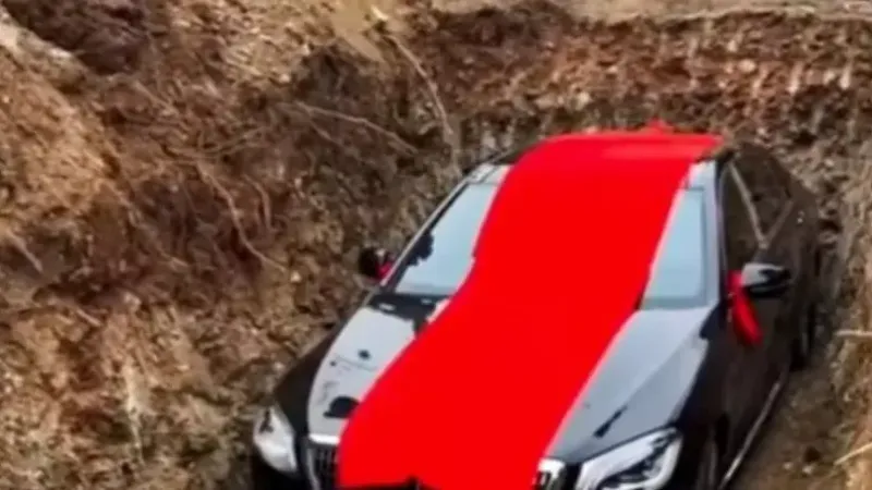 19 milyonluk lüks aracı mezara gömdüler! 
