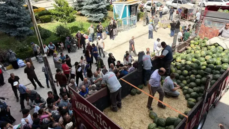 20 ton karpuzu bedava dağıttı